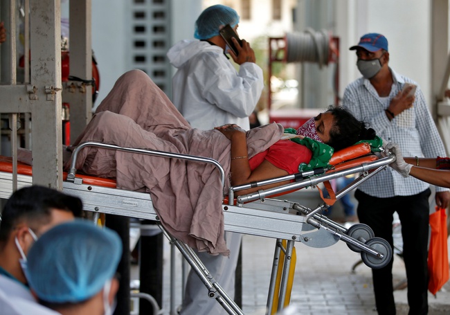 WHO lo ngại tình trạng người dân Ấn Độ đổ xô tới bệnh viện - Ảnh 1.
