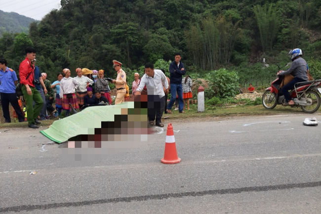Người phụ nữ đi xe máy tử vong sau va chạm với xe đầu kéo ở Sơn La - Ảnh 1.