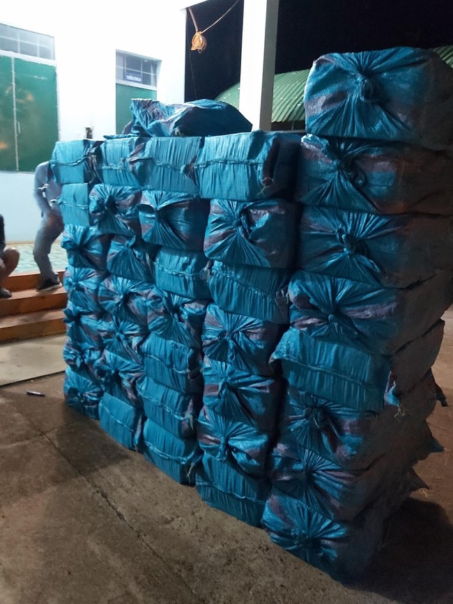 Đắk Lắk: Buôn lậu 18.000 bao thuốc lá, 3 người bị khởi tố - Ảnh 2.