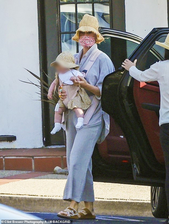 Katy Perry mặc bộ đồ giản dị địu con gái cưng ra phố dạo chơi - Ảnh 1.
