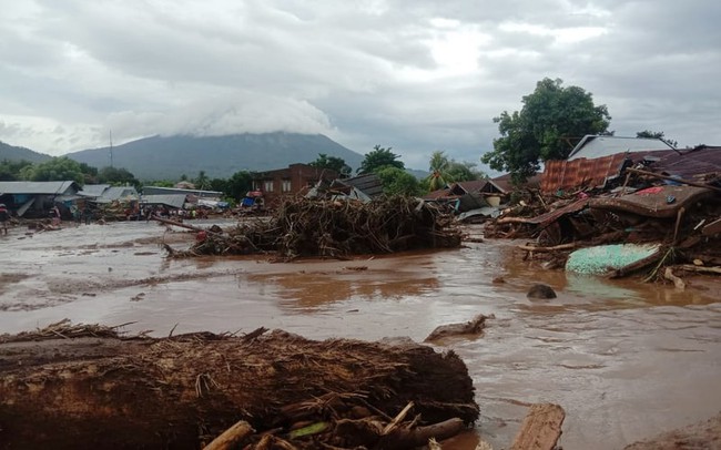 Ít nhất 50 người thiệt mạng trong lũ lụt và sạt lở đất tại Indonesia và Timor Leste - Ảnh 1.