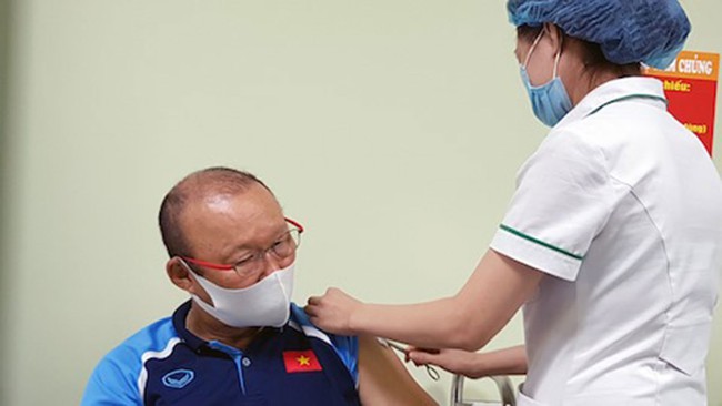 ĐT Việt Nam được tiêm vaccine phòng Covid-19 - Ảnh 1.