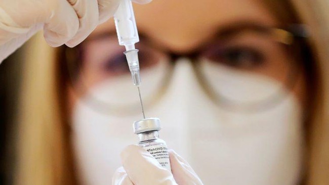 Mỹ đang tiêm vaccine Covid-19 nhanh hơn gần 5 lần so với mức trung bình toàn cầu - Ảnh 1.