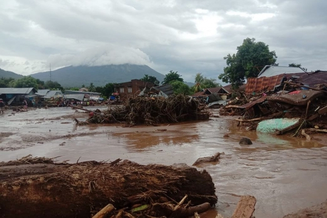 Bão nhiệt đới làm trầm trọng thêm lũ lụt, sạt lở ở Indonesia và Timor Leste - Ảnh 1.