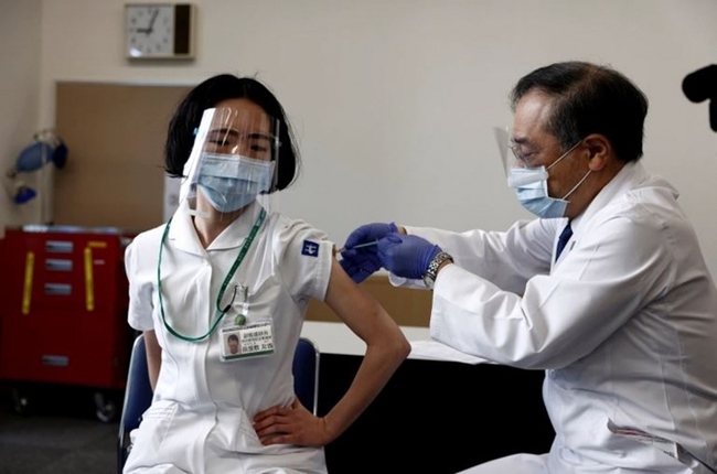 Nhân viên y tế Nhật Bản nhiễm Covid-19 sau khi tiêm vaccine - Ảnh 1.
