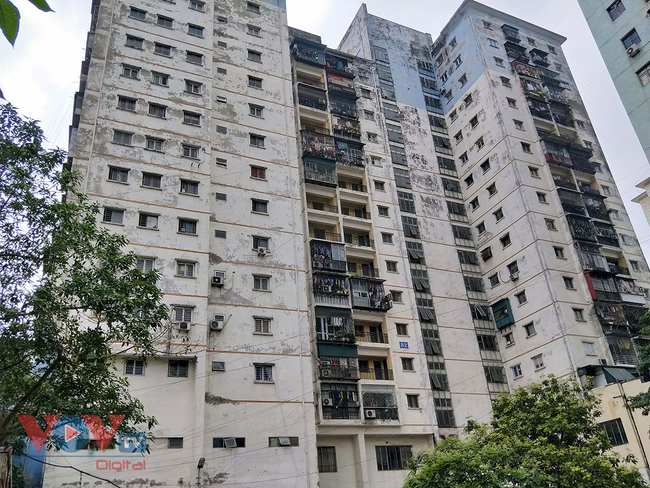 Nhiều hạng mục chung cư tái định cư ở Hà Nội xuống cấp nghiêm trọng. Người mua nhà nên cân nhắc về thời hạn sử dụng lâu dài khi tìm hiểu các căn hộ chung cư thứ cấp. 