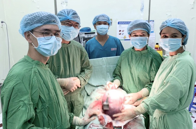 Cần Thơ: Phẫu thuật cứu sống sản phụ tiền sản giật nặng do u nang buồng trứng khổng lồ - Ảnh 1.