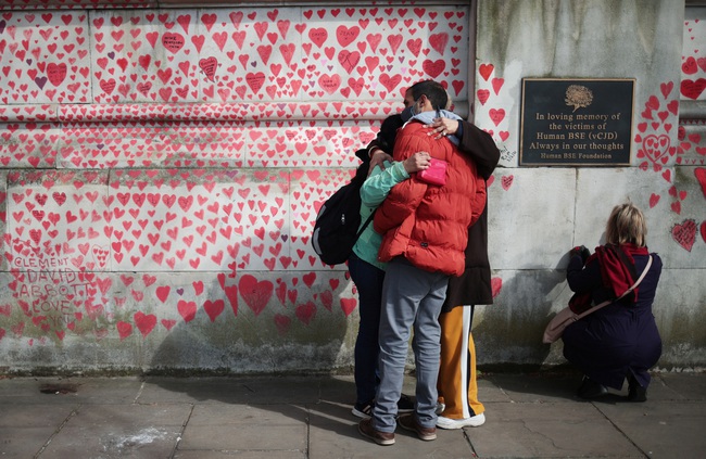 Anh: Bức tường với 150.000 trái tim tưởng niệm các nạn nhân Covid-19 - Ảnh 7.