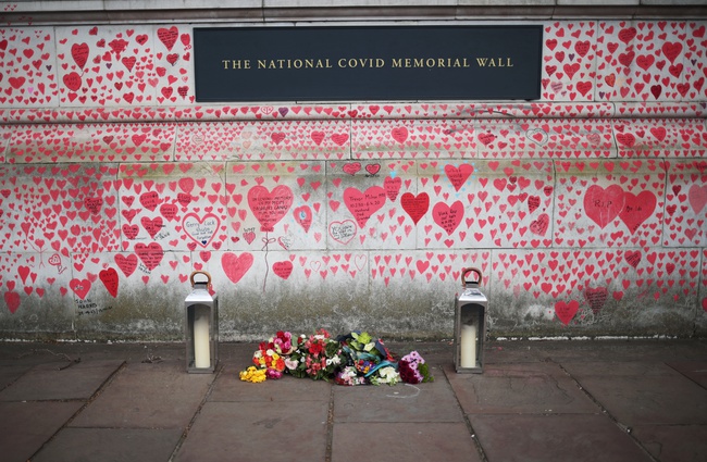 Anh: Bức tường với 150.000 trái tim tưởng niệm các nạn nhân Covid-19 - Ảnh 1.