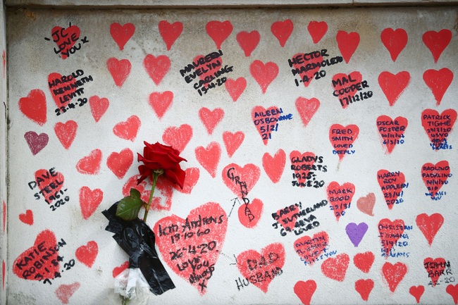 Anh: Bức tường với 150.000 trái tim tưởng niệm các nạn nhân Covid-19 - Ảnh 4.
