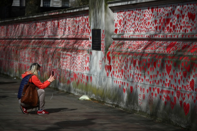 Anh: Bức tường với 150.000 trái tim tưởng niệm các nạn nhân Covid-19 - Ảnh 3.