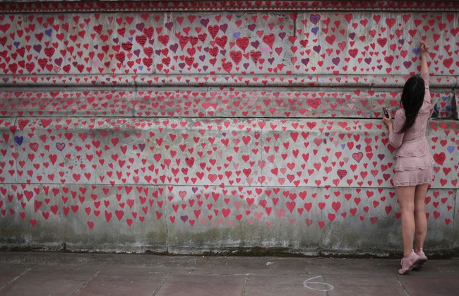 Anh: Bức tường với 150.000 trái tim tưởng niệm các nạn nhân Covid-19 - Ảnh 2.