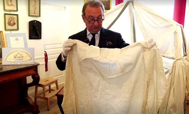 Pháp: Đấu giá tấm vải liệm lưu vết máu Napoleon - Ảnh 2.