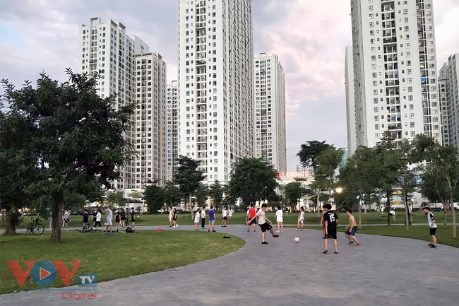 Hà Nội: Bất chấp lệnh cấm, đông đảo người dân đến công viên hồ điều hòa thành phố Giao Lưu tập thể dục - Ảnh 1.