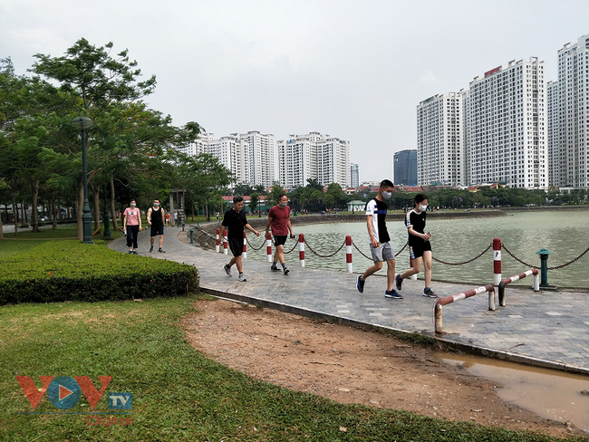 Hà Nội: Bất chấp lệnh cấm, đông đảo người dân đến công viên hồ điều hòa thành phố Giao Lưu tập thể dục - Ảnh 2.