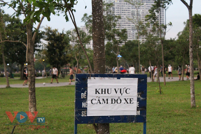 Hà Nội: Bất chấp lệnh cấm, đông đảo người dân đến công viên hồ điều hòa thành phố Giao Lưu tập thể dục - Ảnh 3.