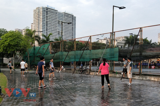 Hà Nội: Bất chấp lệnh cấm, đông đảo người dân đến công viên hồ điều hòa thành phố Giao Lưu tập thể dục - Ảnh 5.