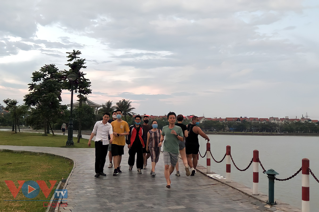 Hà Nội: Bất chấp lệnh cấm, đông đảo người dân đến công viên hồ điều hòa thành phố Giao Lưu tập thể dục - Ảnh 8.