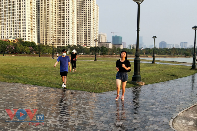 Hà Nội: Bất chấp lệnh cấm, đông đảo người dân đến công viên hồ điều hòa thành phố Giao Lưu tập thể dục - Ảnh 12.