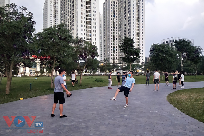 Hà Nội: Bất chấp lệnh cấm, đông đảo người dân đến công viên hồ điều hòa thành phố Giao Lưu tập thể dục - Ảnh 14.