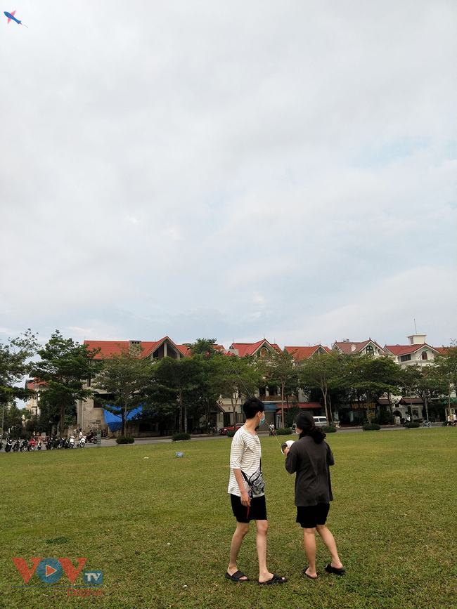 Hà Nội: Bất chấp lệnh cấm, đông đảo người dân đến công viên hồ điều hòa thành phố Giao Lưu tập thể dục - Ảnh 15.