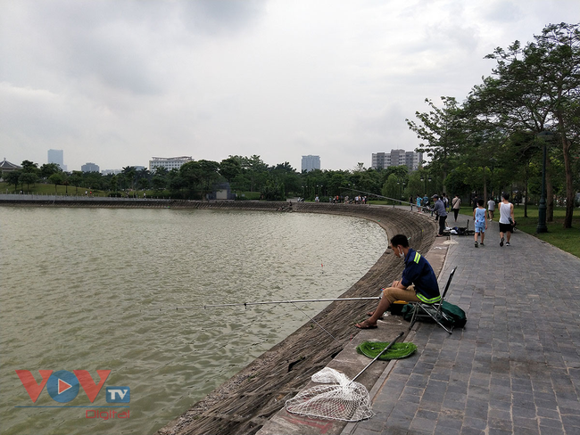 Hà Nội: Bất chấp lệnh cấm, đông đảo người dân đến công viên hồ điều hòa thành phố Giao Lưu tập thể dục - Ảnh 16.