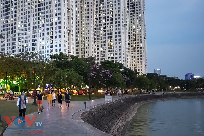 Hà Nội: Bất chấp lệnh cấm, đông đảo người dân đến công viên hồ điều hòa thành phố Giao Lưu tập thể dục - Ảnh 18.