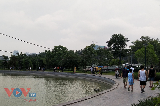 Hà Nội: Bất chấp lệnh cấm, đông đảo người dân đến công viên hồ điều hòa thành phố Giao Lưu tập thể dục - Ảnh 19.