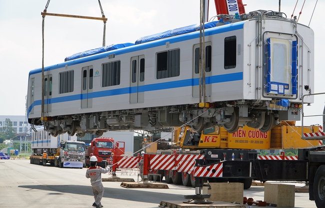 TPHCM: Đoàn tàu metro 1 được lắp đặt lên đường ray tại depot Long Bình - Ảnh 2.