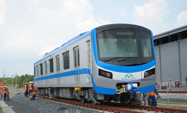 TPHCM: Đoàn tàu metro 1 được lắp đặt lên đường ray tại depot Long Bình - Ảnh 6.
