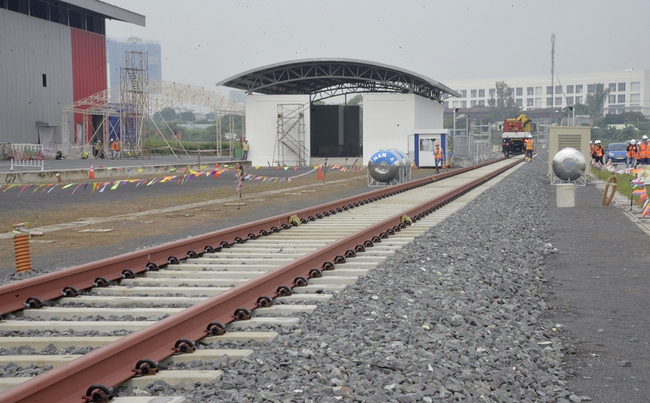 TPHCM: Đoàn tàu metro 1 được lắp đặt lên đường ray tại depot Long Bình - Ảnh 1.