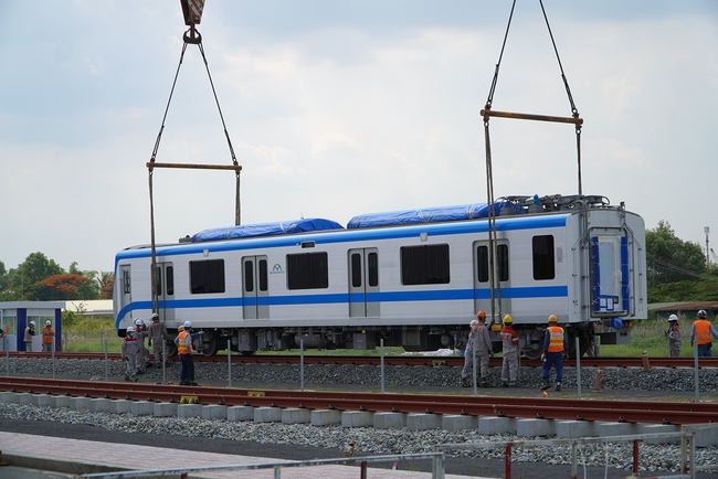 TPHCM: Đoàn tàu metro 1 được lắp đặt lên đường ray tại depot Long Bình - Ảnh 4.