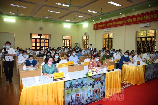 Đồng chí Nguyễn Văn Tùng, Chủ tịch UBND thành phố cùng các ứng cử viên đại biểu HĐND thành phố tiếp xúc cử tri tại huyện Cát Hải - Ảnh 1.