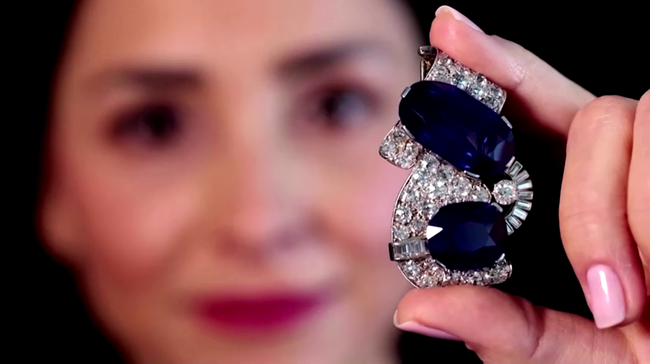 Vương miện nạm kim cương hoàng gia giá kỷ lục 1,66 triệu USD - Ảnh 2.