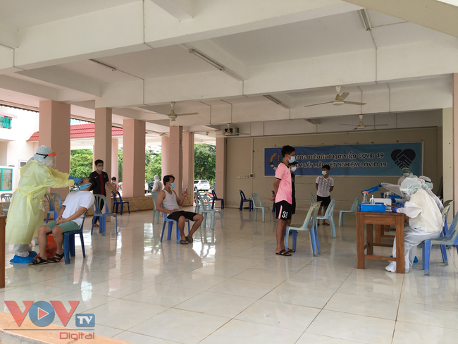 Điểm lấy mẫu xét nghiệm dã chiến cho sinh viên và người Việt Nam tại Lào do Hội người Việt Nam thủ đô Vientiane tổ chức tại Ký túc xá  sinh viên Đại học quốc gia Lào .jfif