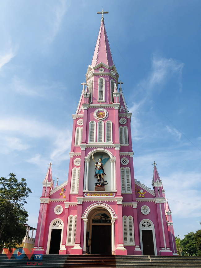 Khám phá nhà thờ màu hồng độc đáo ở miền Tây Nghệ An khiến giới trẻ phát 'sốt' - Ảnh 1.