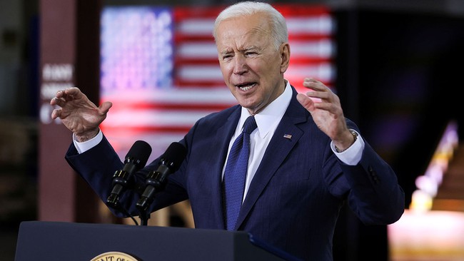 Ông Joe Biden kêu gọi người dân không hoảng loạn và mua tích trữ nhiên liệu - Ảnh 1.