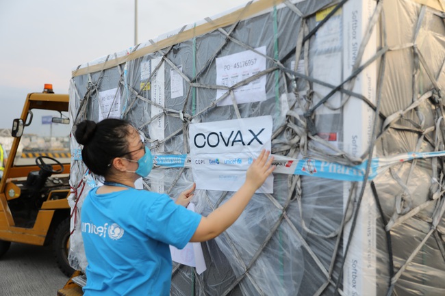Gần 1 triệu 700 liều vaccine COVID-19 đã về tới Việt Nam - Ảnh 2.