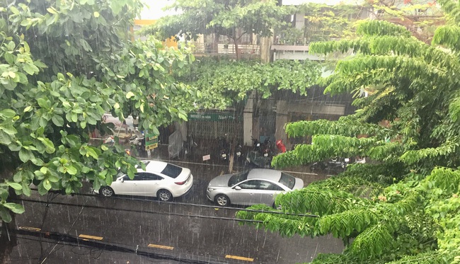 Thời tiết hôm nay: Hà Nội có mưa rào và dông - Ảnh 1.