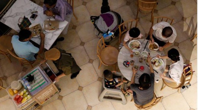 Singapore sẽ phạt nặng những du khách không dọn dẹp bát đũa sau khi ăn ở nơi công cộng - Ảnh 1.
