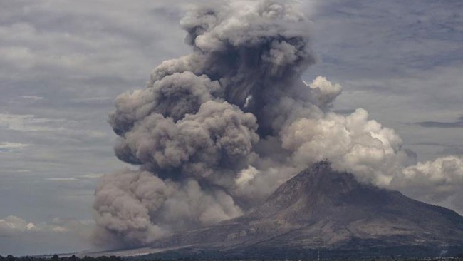Núi lửa Sinabung tại Indonesia phun cột tro bụi cao 3.500 mét - Ảnh 1.