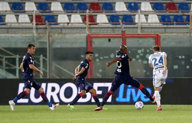 Kết quả Crotone 0-2 Inter: Giành 3 điểm kịch tính, Inter chờ vô địch - Ảnh 1.