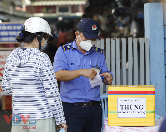 Đà Nẵng triển khai thẻ mã QR-Code cho người dân đi chợ  - Ảnh 1.
