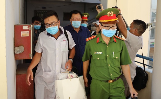 Nguyên Phó Chủ tịch UBND tỉnh Khánh Hoà nhập viện trước khi bị bắt tạm giam - Ảnh 1.