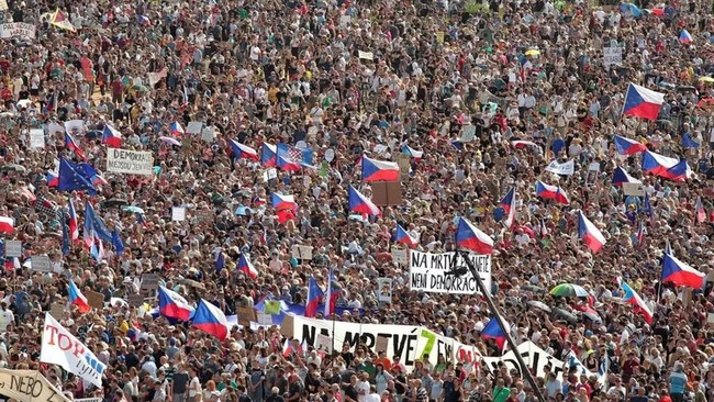 CH Séc: Hàng nghìn người biểu tình phản đối chính phủ - Ảnh 1.