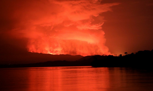 Núi lửa Nyiragongo phun trào thiêu rụi nhiều nhà cửa - Ảnh 1.