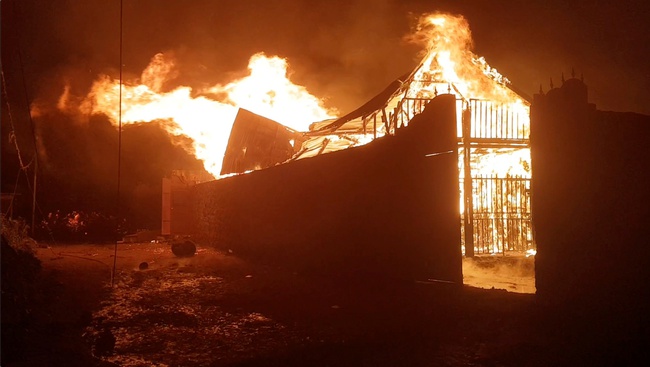 Núi lửa Nyiragongo phun trào thiêu rụi nhiều nhà cửa - Ảnh 2.