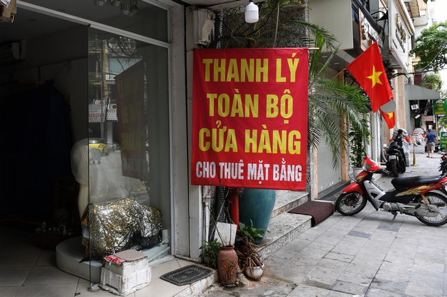 Hình ảnh các cửa hàng kinh doanh tại Hà Nội đóng cửa vì dịch Covid-19 - Ảnh 8.