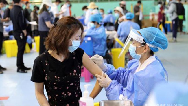 Trung Quốc: Quốc gia đầu tiên hoàn thành tiêm 500 triệu liều vaccine Covid-19 - Ảnh 1.