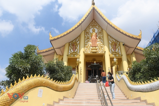Tu viện Phật giáo giữa Hồi quốc Indonesia biểu tượng của khoan dung và hòa hợp tôn giáo - Ảnh 1.